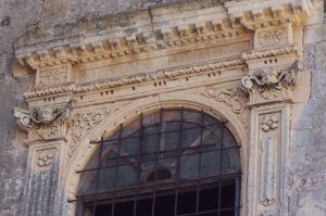 Tutino-Castello dei principi di Trane (XVI secolo) -Prospetto frontale-Particolare della ottava finestra del primo piano partendo da sinistra con scritta latina: